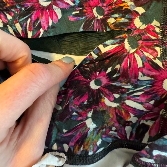 [LULULEMON] Base Pace High-Rise Tight 27” in ‘Floral Electric Multi’ - Picture 9 of 11